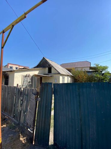 продаётся дом каракол: Полдома, 55 м², 4 комнаты, Агентство недвижимости, Старый ремонт