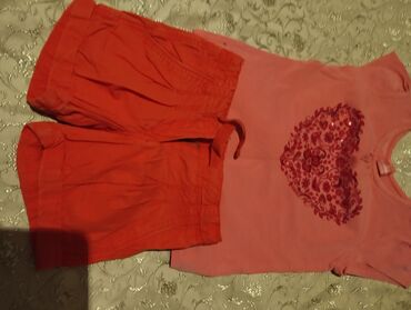 Ziyafət donları: Məhsul paketi: ayaqqabı və geyim 1) Qırmızı idman ayaqqabıları - — 27