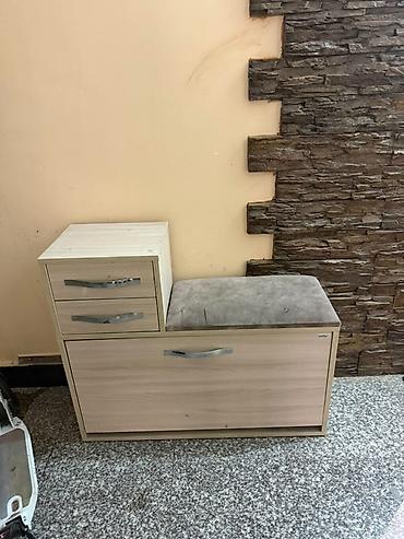 Dəhliz üçün kombinə edilmiş ayaqqabılıq və oturacaqlı komod -