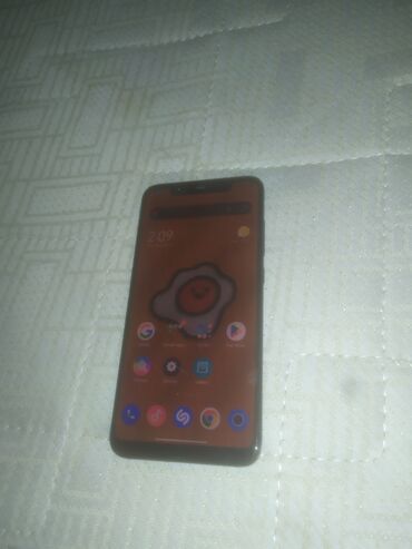 редми 13 чехол: Mi 8 Смартфон с экраном с вырезом (notch) и тонкими рамками. На задней