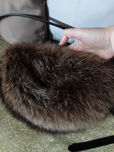 Torbe: Torba/pojasna tašna od krzna sa kožnim kaišem - Elegantna polumesec — 9