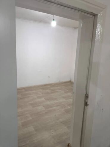 пол дом бишкеке: 25 м², 1 комната, Подвал, погреб, Забор, огорожен