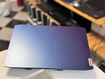 midi klaviatura: Lenovo brendinə məxsus noutbuk. Tünd göy rəngdə gradient effekti ilə