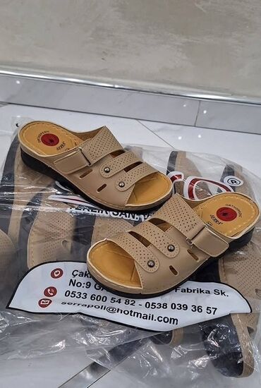 Papuče: Par udobnih, bež anatomskih papuča sa podesivim kaiševima. Ove papuče — 3