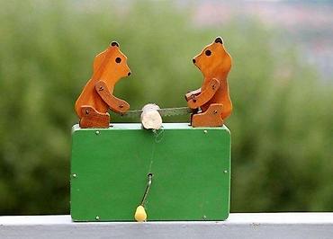 Figure: Medvedi seku drvo stara mehanička drvena igračka. Stara drvena igračka — 7