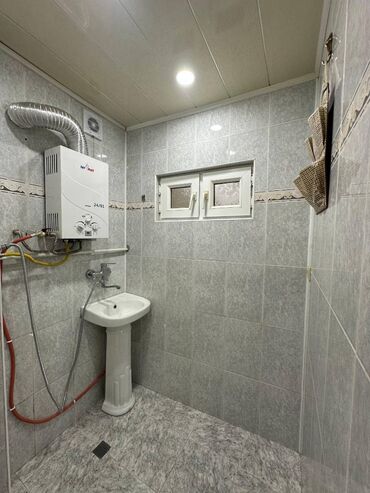 Uzunmüddətli kirayə mənzillər: Inşaatçılar metrosu düz çıxışında 5 mərtəbəli binanın 1-ci mərtəbəsi — 9