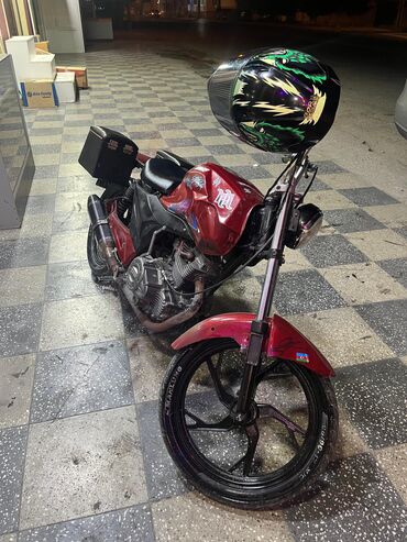 Motosikletlər: Fərqli qırmızı rəngdə motosiklet. Qara rəngli oturacaq və bir cüt yan
