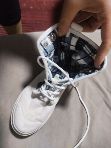 Krasofkalar və idman ayaqqabıları: Məhsul: Ağ rəngli yüksəkboğaz kanvas ayaqqabı - Üst material: Kanvas — 2