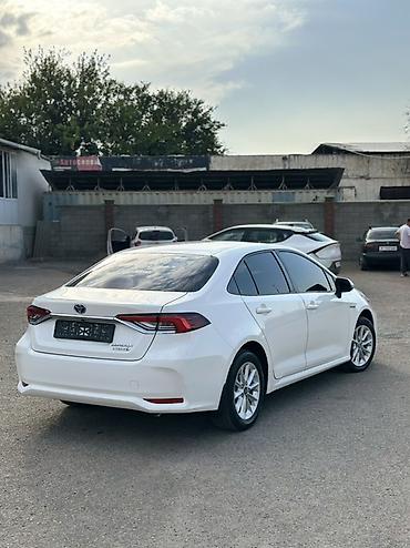 домик авто: Toyota Corolla: 2022 г., 1.8 л, Автомат, Гибрид, Седан — 4