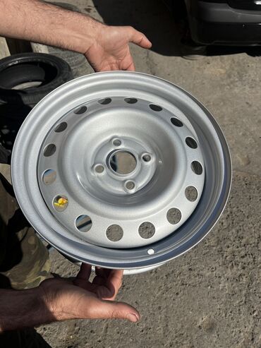Disklər: İşlənmiş Disk Kia R 15, 4 Boltlu