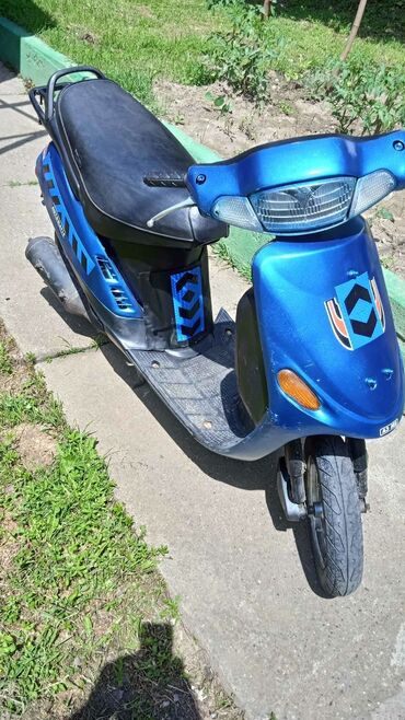 motorka:  skuter markiran papiri izgubljeni svetlo napred i pozadi, i  migavci