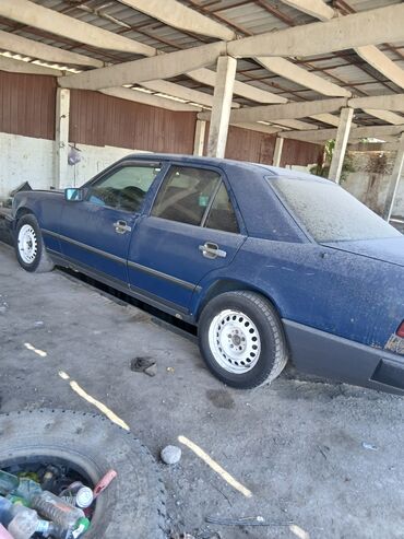 ролс ройс машина: Классический седан Mercedes-Benz E-Class W124 синего цвета. Модель