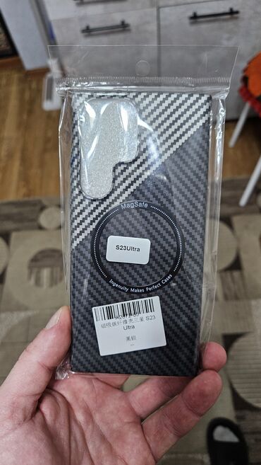 Уюлдук телефондор үчүн аксессуарлар: Продаю чехлы новые на Samsung Galaxy S23 ultra. Три чехла карбоновые