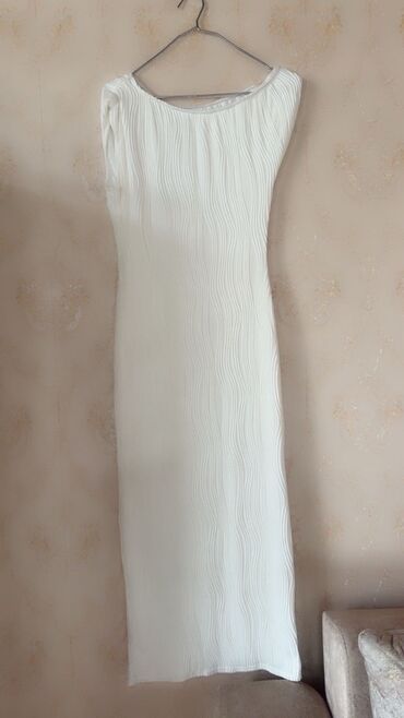 женская рубашка поло: Ağ rəngli qadın paltarı - Stil: bədənə oturan, midi uzunluq - Parça