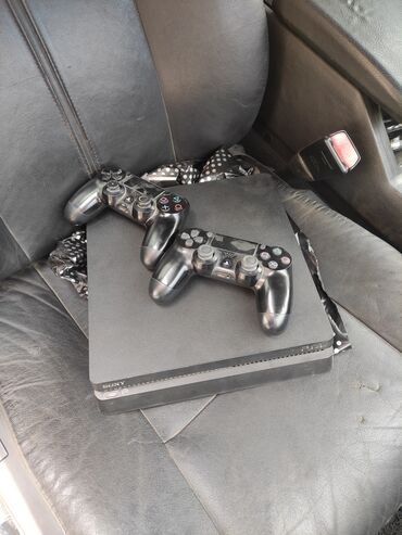 PS4 (Sony PlayStation 4): PS4 Slim.не клубная.стоит дома.не пользуемся 1ТБ.2 джойстика.звонки