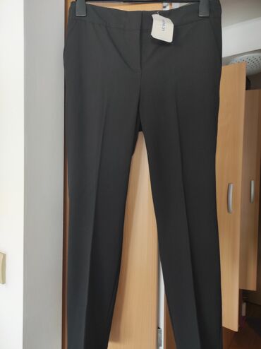 crna kosulja i sive pantalone: L (EU 40), Normalan struk, Ravne nogavice