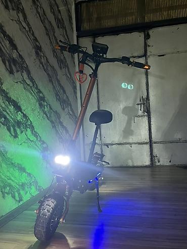electric guitar: Elektrik skuteri – off-road təkərlər və güclü işıqlandırma ilə - — 4