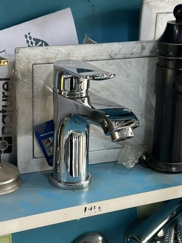 цена смесителя на кухню: Однорычажный смеситель для умывальника (хром) - Корпус: литая латунь