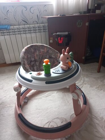 Yerimək üçün arabalar, çəliklər, əsalar, rollatorlar: Uşaq gəzdirici (baby walker) - Rəng: toz-çəhrayı və ağ, qara qoruyucu