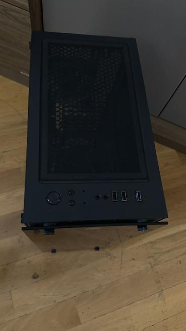 12 pro max case: Qara rəngli kompüter korpusu, yan tərəfdə tam ölçülü tündləşdirilmiş — 3