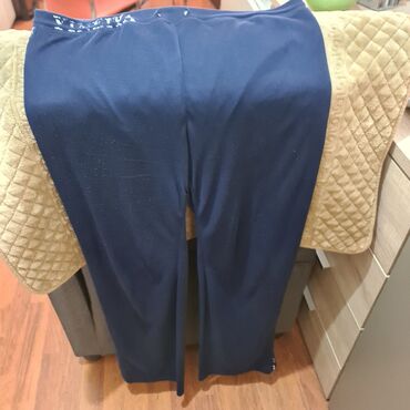 Kompleti: Dva ženska komada odeće – majica i pantalone. Majica: - Kratki rukavi — 4