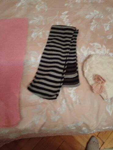 Ətəklər: Mavi və yaşıl tonlarda çiçək naxışlı, qısa ətək. Eteyin aşağı — 11