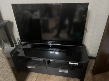 чехол для планшета самсунг таб а: Телевизор Samsung с плоским экраном, установленный на черной тумбе