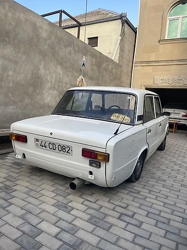 yeni vaz 21011: VAZ 2101, ağ rəng, sedan kuzov. Xüsusiyyətlər: - Klassik dizayn, 4 — 3