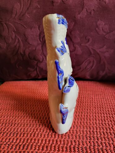Figurice i makete: Figura vintaz nova porcelanska. Na figuri par tackica boja i — 5