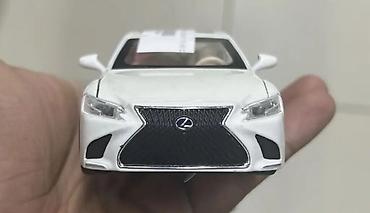 mini disk: Lexus sedan model avtomobil – kolleksiya üçün detalcı oyuncaq - — 2
