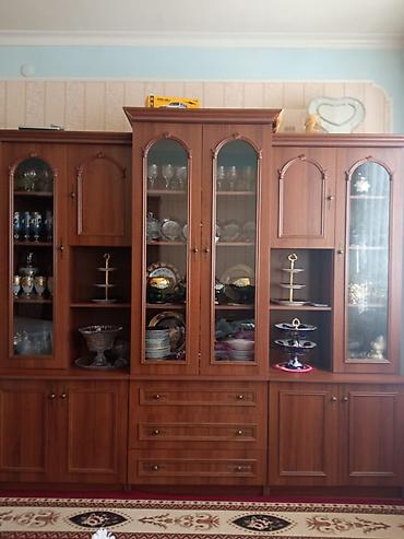 круглый стол на заказ: Klassik üslubda iri vitrinli-credensa tipli qonaq otağı mebeli. - — 1