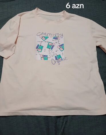 Açık şaftalı rəngli, qısaqol T-shirt. Üzərində kimya mövzusunda