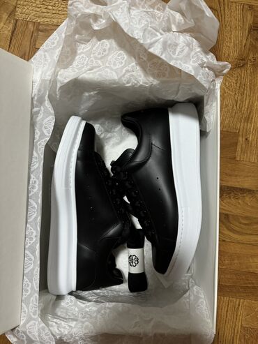 bele patike i odelo: Alexander McQueen, 40, color - Black