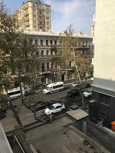 Yeni tikili: Mərkəzdə yerləşən geniş mənzil satılır - Tarixi binada, hündür — 3