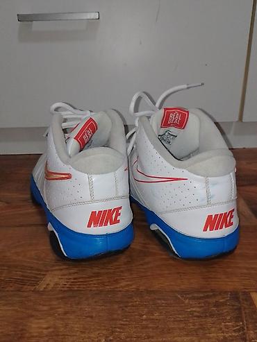 Patike: Nike košarkaške patike – beli gornjište sa plavo‑crnim đonom i — 5