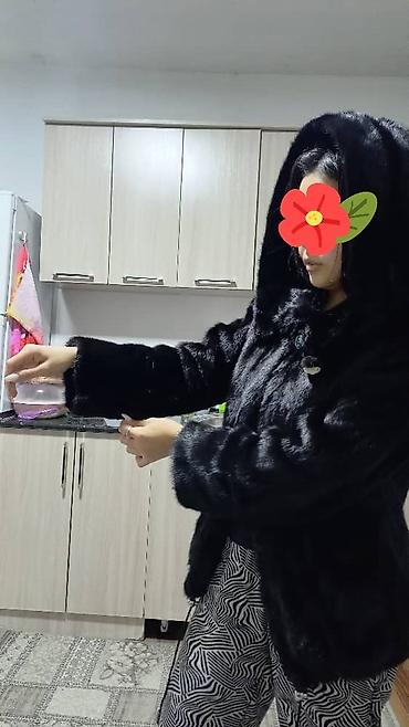 кожаная куртка с мехом: Продаю женскую шубу супруга куплено за 60тысячь рублей в России,отдаем — 2