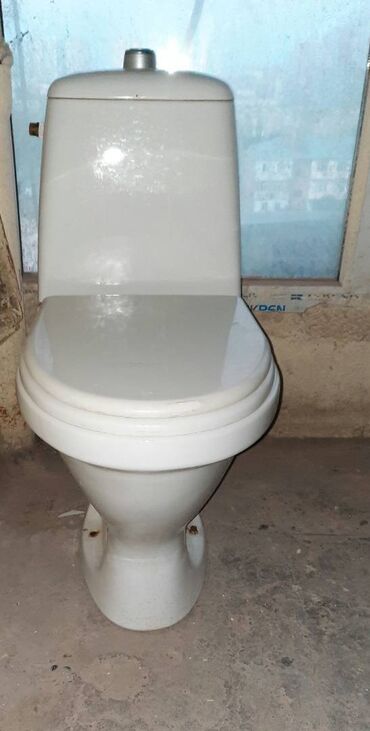 Hamam üçün aksessuarlar: Unitaz polsha istehsali.yaxshi veziyyetdedir,bocoku aksesuarlari ile