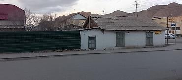 Продажа дач: Продается дом в центре Нарына! 📍 Удобное расположение 📐 Участок — — 5