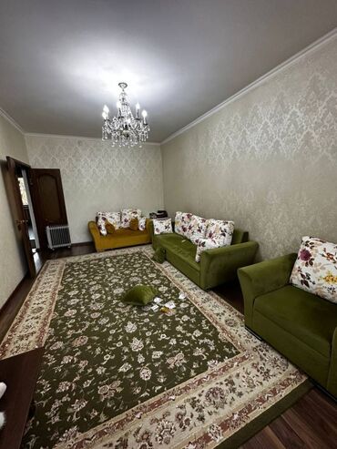 продаю 2х команатную квартиру в 7 мкр: 4 комнаты, Агентство недвижимости, Без подселения, С мебелью полностью