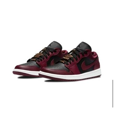 Кроссовки и спортивная обувь: Кроссовки Air Jordan 1 Low с низким профилем в бордово-черной цветовой