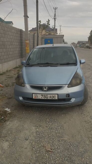 машина легковые: Автомобиль Honda Fit синего цвета, компактный хэтчбек с пятью дверями