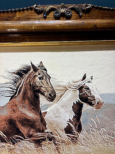 Ev üçün dekor: Dəbdəbəli çərçivədə xalça tablo "Qaçan Atlar" (120x70 sm) Qiymət: 160 — 4