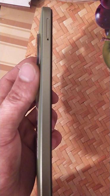 Redmi smartfon – yaşıl rəng, arxa tərəfi teksturalı örtük.bir tək