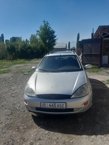 малолитражка авто: Ford Focus в кузове универсал, серебристого цвета. Автомобиль