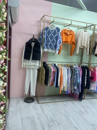 Бутики: Сдаю Бутик, 22 м², Дордой Плаза, С ремонтом, Действующий, С оборудованием — 6