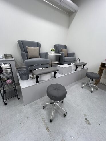 Другое оборудование для салонов красоты: Маникюрный стол Полки под лаки Лабораторный шкаф Шкаф под сухожар — 35