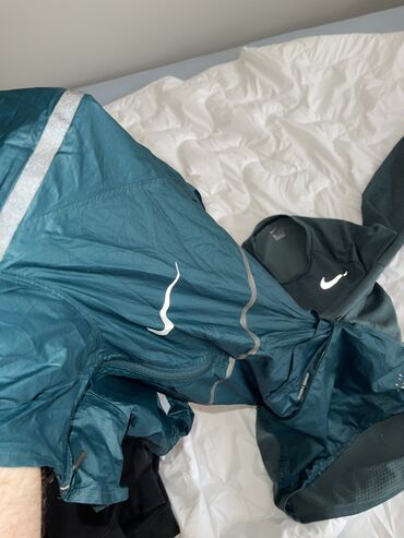 Šuškavci: 2 u 1
Nike duks gornji deo
M veličina
8000din
Iz inostranstva — 12