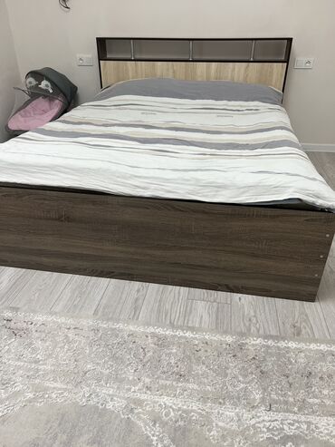двуспальная кровать с металлическим каркасом: Двуспальная Кровать, Б/у
