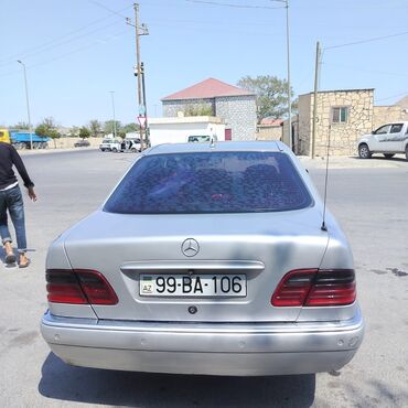 Mercedes-Benz: Mercedes-Benz E-Class: 2.2 l | 1998 il Sedan — 4