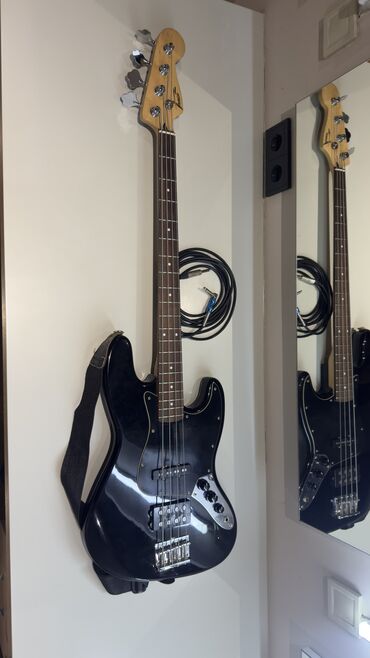 Bas gitaralar: İnvasion brendi Jazz Bass (elektro bass) İki pikap sistemi: 1. Boyun — 1
